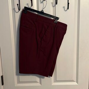 Men’s 36 maroon golf shorts